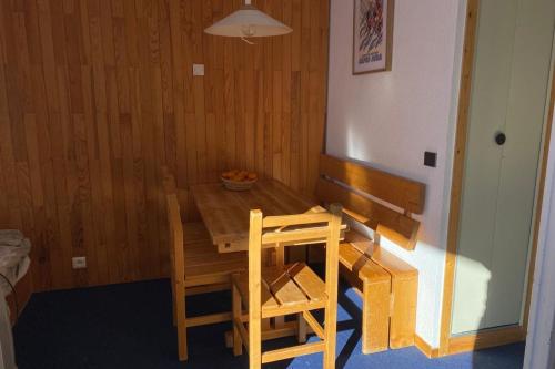 - une table et des chaises en bois dans l'établissement Studio with balcony in Plagne Village, à Plagne Villages