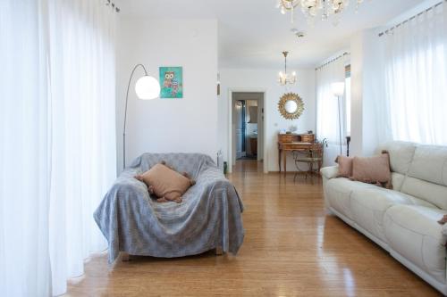 een woonkamer met een bank en een stoel bij House with pool in Marcana in Marčana