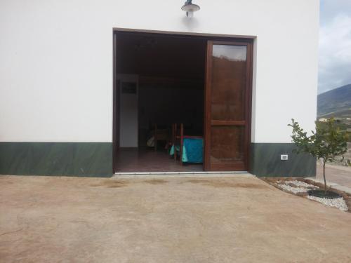 an open door of a white building with a patio at Segesta Antichi Sapori in Calatafimi