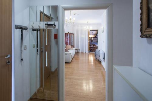 een kamer met een hal en een woonkamer bij House with pool in Marcana in Marčana