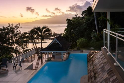 a resort swimming pool with a view of the ocean at Domaine To'a Hotu Iti in Tohautu