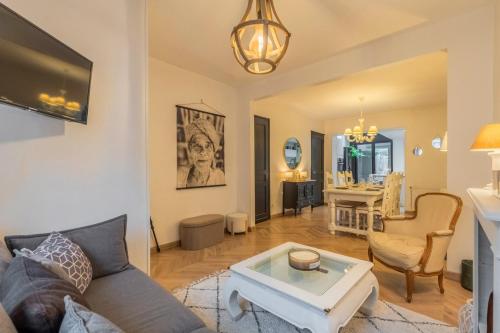un salon avec un canapé et une table dans l'établissement Maison 2 chambres avec jardin & parking gratuit, à Marcq-en-Barœul