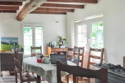 - une cuisine avec une table et un ordinateur portable dans l'établissement Maison rustique charmante à Sassetot-le-Mauconduit, jardin., à Sassetot-le-Mauconduit