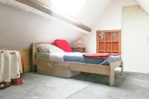 a bedroom with a bed in a room at Maison rustique charmante à Sassetot-le-Mauconduit, jardin. in Sassetot-le-Mauconduit