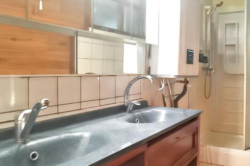 a kitchen sink with a faucet in a kitchen at Maison rustique charmante à Sassetot-le-Mauconduit, jardin. in Sassetot-le-Mauconduit