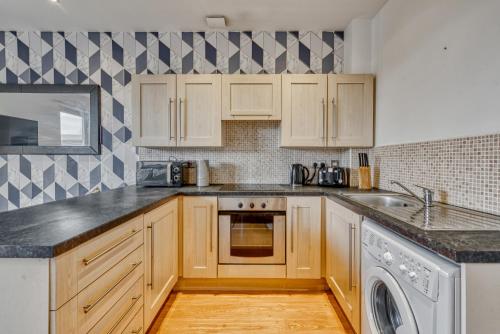 Η κουζίνα ή μικρή κουζίνα στο Cosy Central 2-Bed Flat City View & Parking