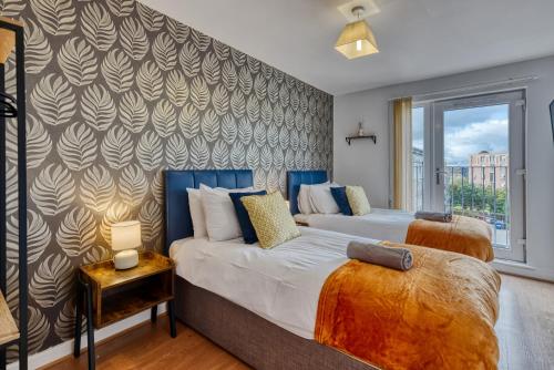 Ένα ή περισσότερα κρεβάτια σε δωμάτιο στο Cosy Central 2-Bed Flat City View & Parking