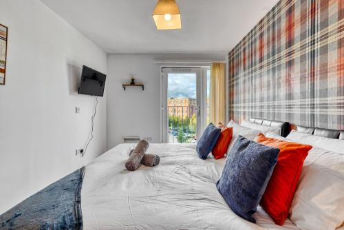 Ένα ή περισσότερα κρεβάτια σε δωμάτιο στο Cosy Central 2-Bed Flat City View & Parking