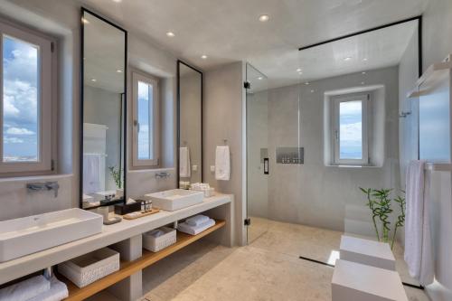 un bagno con due lavandini e due specchi di Alia Villa Mykonos a Mykonos Città