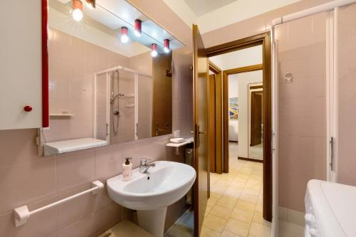 a bathroom with a sink and a mirror at Casa Ceula Mareblu in Levanto