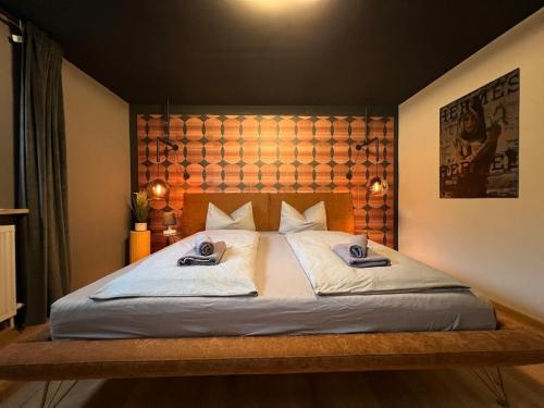 a bedroom with a bed with two towels on it at Stay Nice Thermen-Glück 3BR 100qm Whirlpool-Badewanne in Bad Aibling