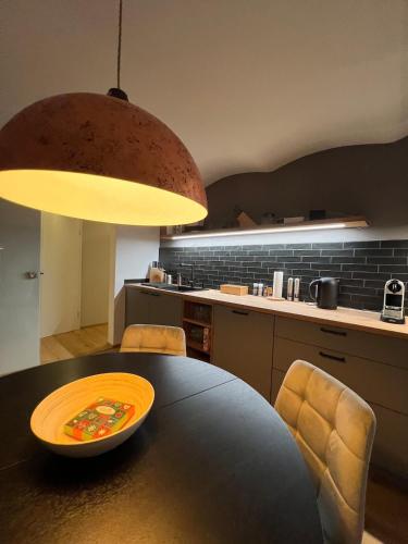 a kitchen with a table and chairs and a table and aendant light at Stay Nice Thermen-Glück 3BR 100qm Whirlpool-Badewanne in Bad Aibling