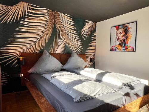 a bed in a room with a painting on the wall at Stay Nice Thermen-Glück 3BR 100qm Whirlpool-Badewanne in Bad Aibling
