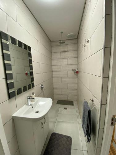 Bilik mandi di Beautiful solar powered apartment