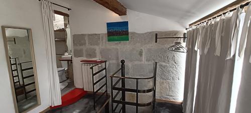 une salle de bain avec une douche, un lavabo et des toilettes dans l'établissement La Paloma, à Barbentane