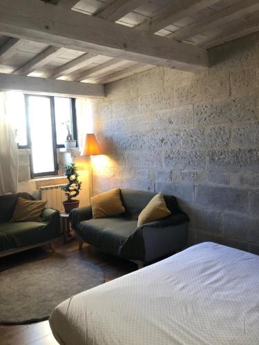 un salon avec un lit et un canapé dans l'établissement La Paloma, à Barbentane