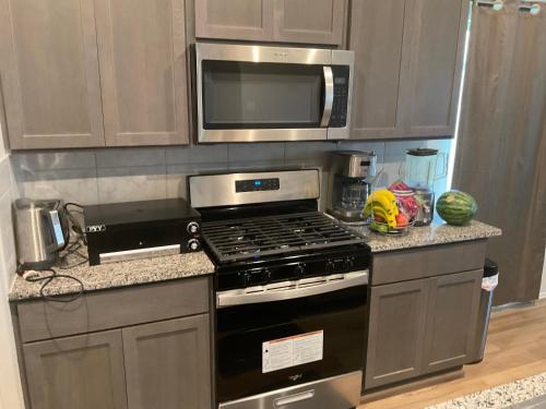 a kitchen with a stove and a microwave at Hidden master in Richmond
