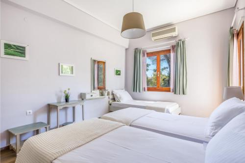 Postel nebo postele na pokoji v ubytování The Sea House Skiathos