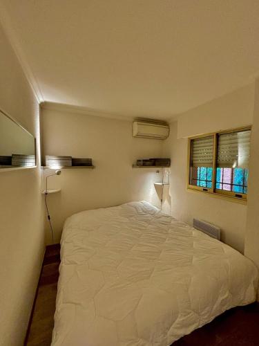 - une chambre avec un grand lit blanc dans l'établissement 2 pièces face à la mer, à Théoule-sur-Mer