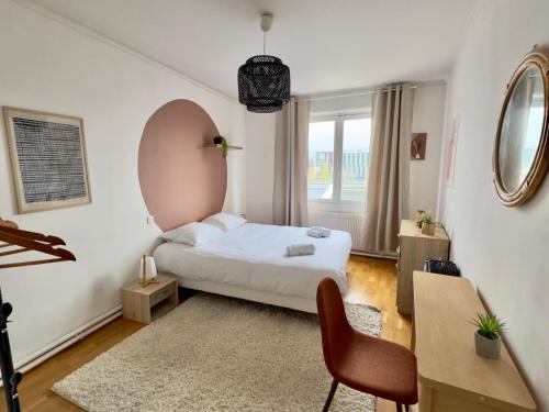 une chambre avec un lit, une table et une chaise dans l'établissement Le Ciné-Billard du Quai de la Gare-Parking-Balcon, à Amiens