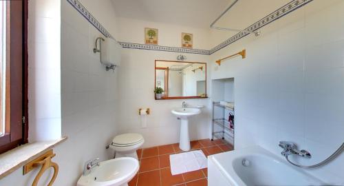 a bathroom with a sink and a toilet and a tub at Agriturismo La Montagnola in Torgiano