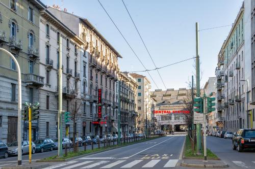 a city street filled with lots of traffic at Hotel Demo' in Milan