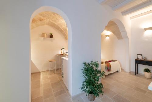 ein Wohnzimmer mit weißen Wänden und Fliesenboden in der Unterkunft Le Antiche Volte in Fasano