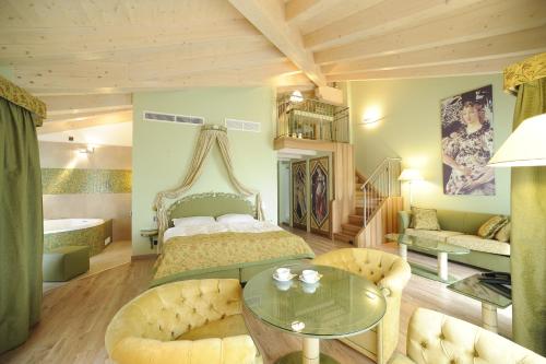 Schlafzimmer mit einem Bett und einem Glastisch in der Unterkunft Parc Hotel Flora in Riva del Garda