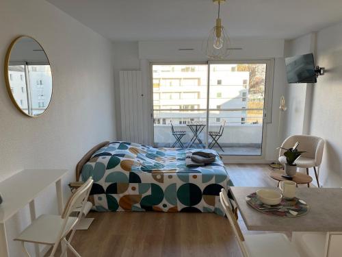 Joli studio cozy, balcon, Cité des Congrès, Gare Sud