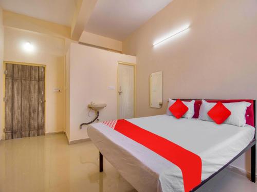 Giường trong phòng chung tại Hotel O G7 Residency