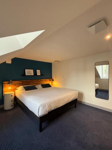 Ένα ή περισσότερα κρεβάτια σε δωμάτιο στο The Originals Boutique, Grand Hôtel Saint-Pierre, Aurillac