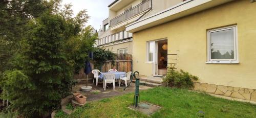 Guest House with Garden Terrace - Free Parking