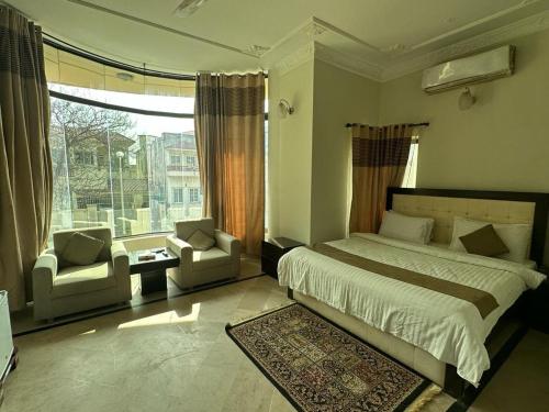 En eller flere senge i et værelse på Premier Inn Villa-FOR FAMILIES ONLY