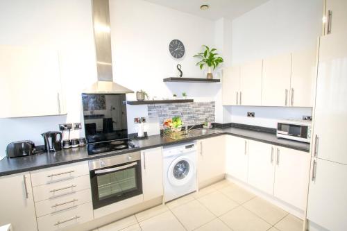 Ideal for groups - 2 Bedroom Apartment - Free Parking, Transit links, Close to Stadiums photo 7