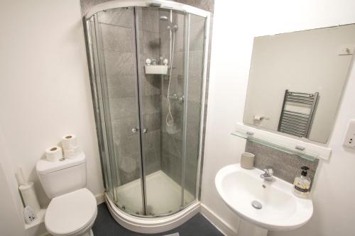 a bathroom with a shower and a toilet and a sink at Ideal for groups - 2 Bedroom Apartment - Free Parking, Transit links, Close to Stadiums in Manchester