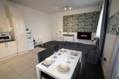 Ideal for groups - 2 Bedroom Apartment - Free Parking, Transit links, Close to Stadiums photo 10