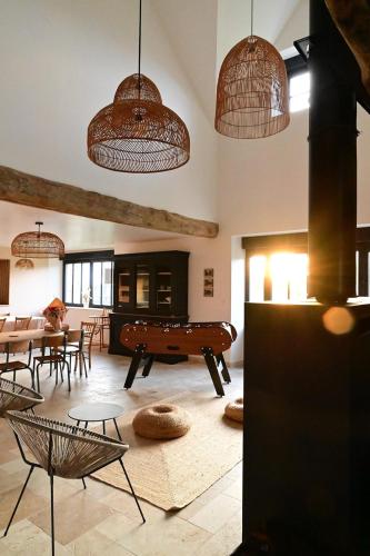 a living room with a pool table and chairs at La Grange et le Nid in Saint-Pierre-des-Nids