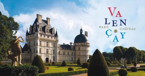 Un jardín fuera de Les Anciennes écuries du Château