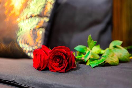 a red rose sitting on top of a table at La Suite des Rêves - Les Bonn'apparts-Sur-Seine in Bonnières-sur-Seine