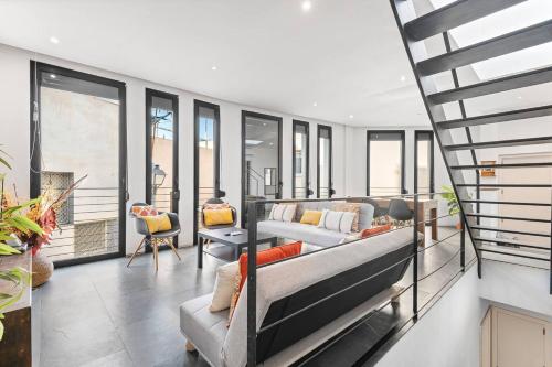 sala de estar con muebles y ventanas en LovelyLoft Navíos, en Alicante
