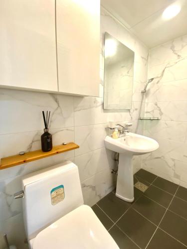 Et badeværelse på KoolJam House-Center of Seoul-Itaewon-Spacious-3min from the subway