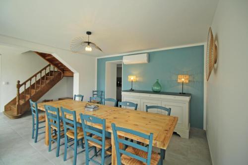 une salle à manger avec une table et des chaises en bois dans l'établissement Le rucher de saint florent, à Limoges