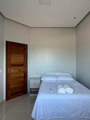 a bedroom with a bed with three towels on it at Apartamento em Alter do chão 2 quartos in Santarém