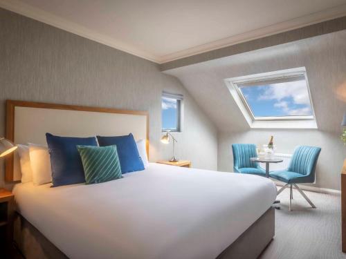 Postel nebo postele na pokoji v ubytování Eyre Square Hotel