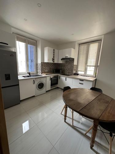 une grande cuisine avec une table en bois et une table sidx sidx sidx dans l'établissement Superbe appartement en centre ville, à Corte