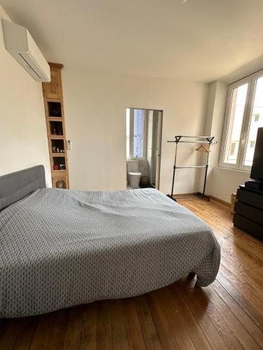 une chambre avec un lit et une télévision dans l'établissement Superbe appartement en centre ville, à Corte
