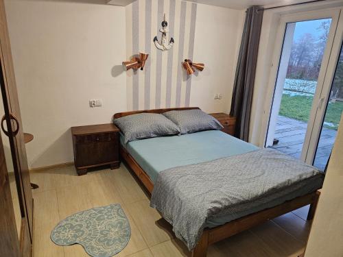 Ένα ή περισσότερα κρεβάτια σε δωμάτιο στο Apartamenty nad jeziorem Piaski