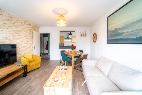 un salon avec un canapé et une table dans l'établissement Cosy apartment on Strasbourg tramway line, à Bischheim