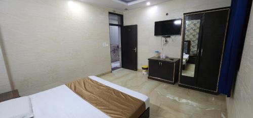 Μια τηλεόραση ή/και κέντρο ψυχαγωγίας στο Hotel Raj International Dx In-front of Sarai Rohilla Station