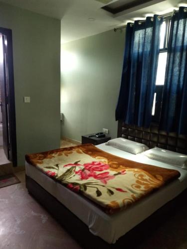 Ένα ή περισσότερα κρεβάτια σε δωμάτιο στο Hotel Raj International Dx In-front of Sarai Rohilla Station
